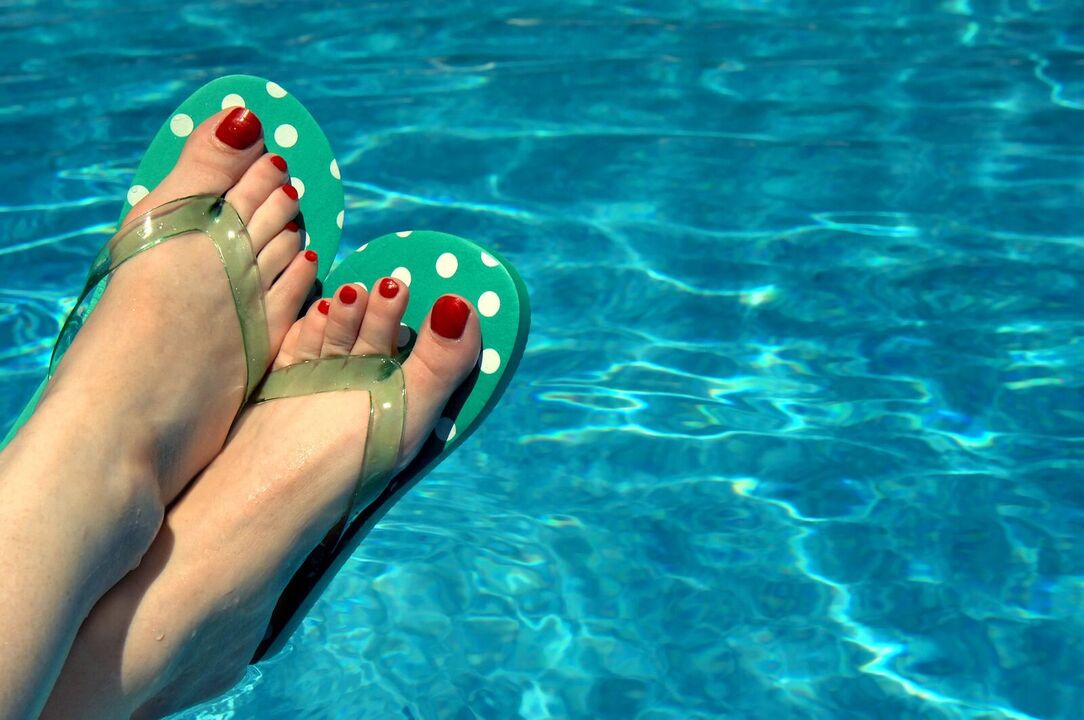 purtând pantofi în piscină pentru a preveni ciuperca