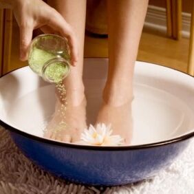 În timpul tratamentului pentru ciupercă, trebuie să vă spălați frecvent picioarele. 